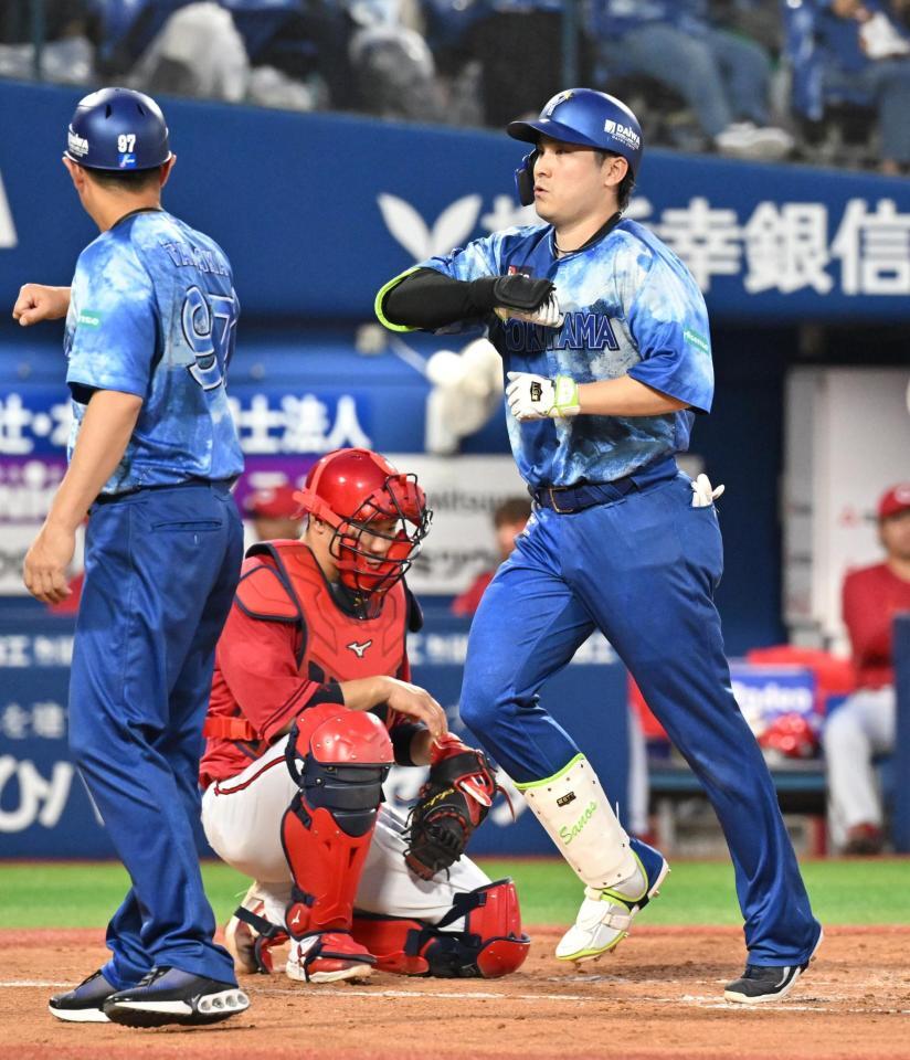 　２回、３ランを放った佐野（右）。捕手坂倉