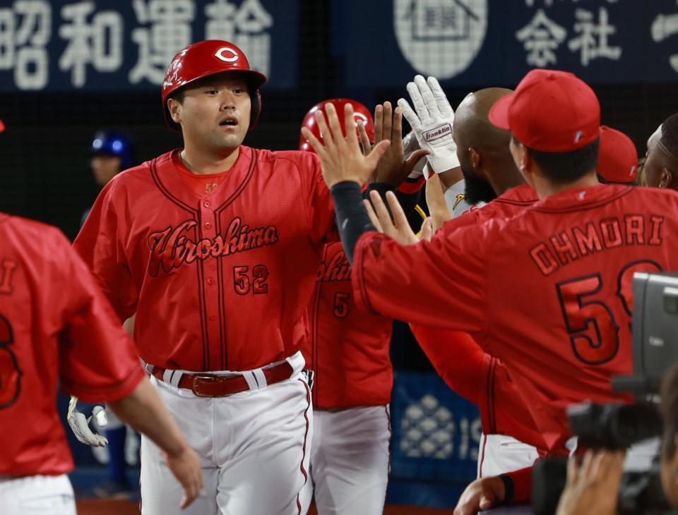 　４回、中越え２ランを放ちナインに迎えられる末包（撮影・金田祐二）