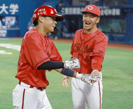 　４回、適時二塁打を放ち矢野に迎えられる前川（撮影・金田祐二）