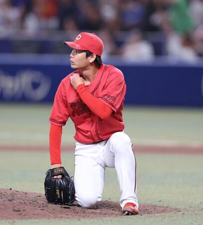 　９回、細川に左中間席へ２ランを浴び、グラウンドに膝をつく森浦（撮影・市尻達拡）