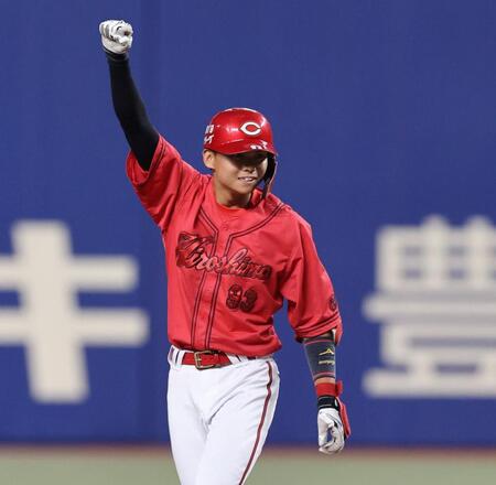 　２回、左中間を破る２点タイムリー二塁打を放ち、拳を突き上げる前川（撮影・市尻達拡）
