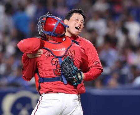 　１１回、試合を締め、石原と抱き合う栗林（撮影・市尻達拡）