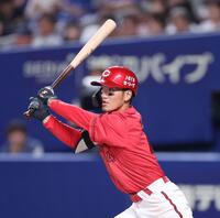 　１０回、左前打を放つ矢野（撮影・市尻達拡）