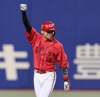 　２回、左中間を破る２点タイムリー二塁打を放ち、拳を突き上げる前川（撮影・市尻達拡）