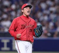 　１１回、中田翔を空振り三振に斬り、ほえる栗林（撮影・市尻達拡）