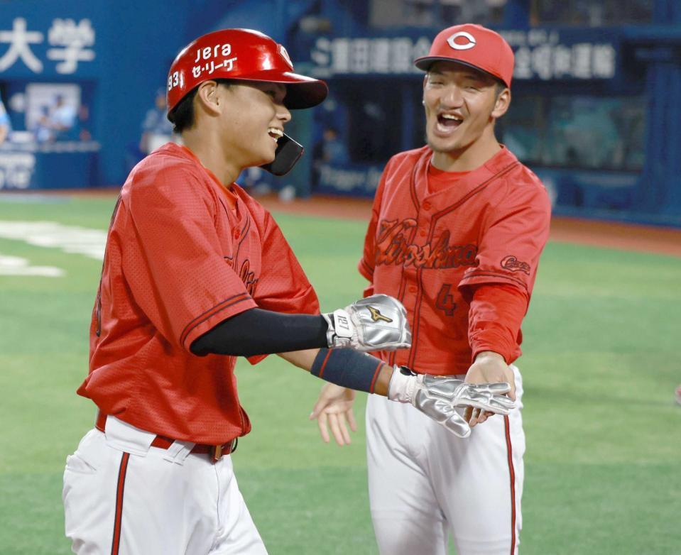 　４回、適時二塁打を放ち矢野に迎えられる前川（撮影・金田祐二）