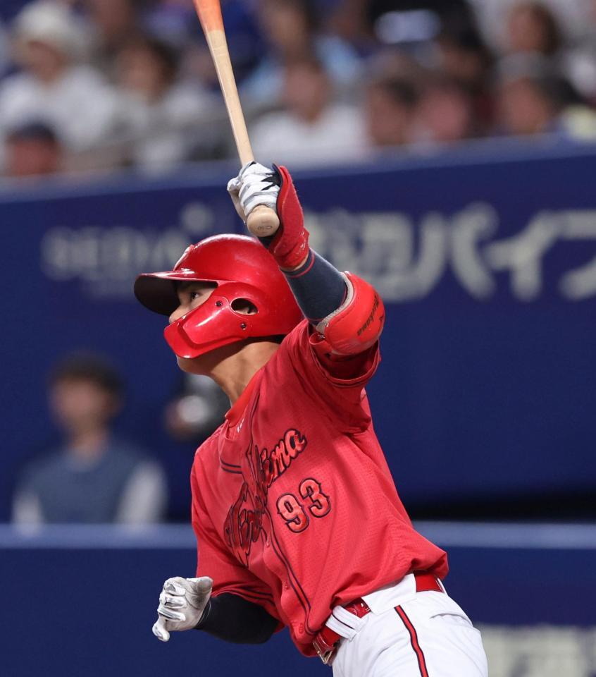 　２回、左中間を破る２点タイムリー二塁打を放つ前川（撮影・市尻達拡）