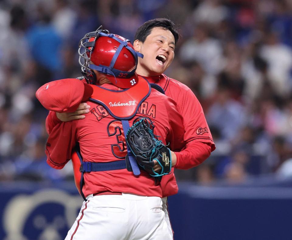 　１１回、試合を締め、石原と抱き合う栗林（撮影・市尻達拡）