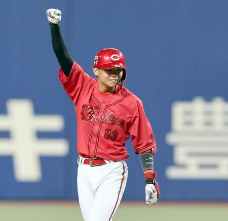 　２回、先制の２点二塁打を放ち、拳を突き上げる前川（撮影・市尻達拡）