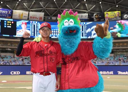 　ヒーローインタビュー後、記念撮影に応じる前川（撮影・市尻達拡）