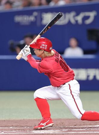 　６回、右前打を放つ羽月（撮影・市尻達拡）