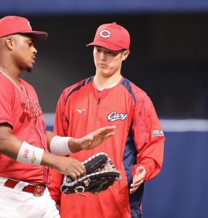 　８回の守備を終え、ナインを出迎える森下（撮影・市尻達拡）