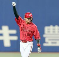 　２回、先制の２点二塁打を放ち、拳を突き上げる前川（撮影・市尻達拡）