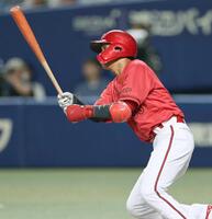 　４回、左前打を放つ前川（撮影・市尻達拡）