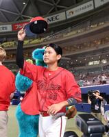 　ヒーローインタビュー後、ファンにあいさつする前川（撮影・市尻達拡）