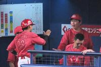 　２回　ベンチに戻り新井監督（右）とタッチする前川