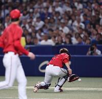 　１回、ボスラーのファウルを落球する坂倉（撮影・市尻達拡）