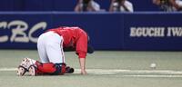 　１回、ボスラーのファウルを落球し、うなだれる坂倉（撮影・市尻達拡）