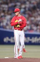 　２回、高橋宏を迎えた場面でスタンドからハッピー・バースデーが歌われたため、一度プレートを外す森下（撮影・市尻達拡）