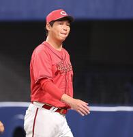 　８回の攻撃を終え、投手交代を告げる新井監督（撮影・市尻達拡）