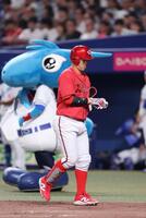 　７回、二ゴロに倒れ、ベンチに戻る代打の小園（撮影・市尻達拡）