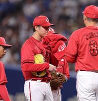 　１回、ピンチを招き、タオルで汗をぬぐう森下（撮影・市尻達拡）