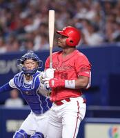 　２回、空振り三振に倒れるモンテロ（撮影・市尻達拡）