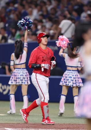 　７回、二ゴロに倒れ、ベンチに戻る代打の小園（撮影・市尻達拡）