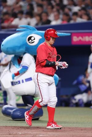 　７回、二ゴロに倒れ、ベンチに戻る代打の小園（撮影・市尻達拡）