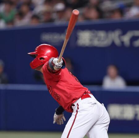 　７回、中前打を放つ前川（撮影・市尻達拡）