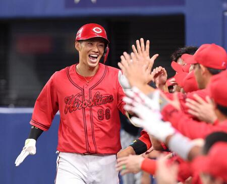 　１回、左越えソロを放ち、タッチを交わす中村奨（撮影・市尻達拡）