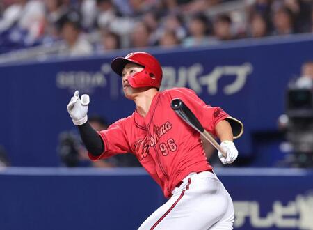 　１回、左越えソロを放つ中村奨成（撮影・市尻達拡）