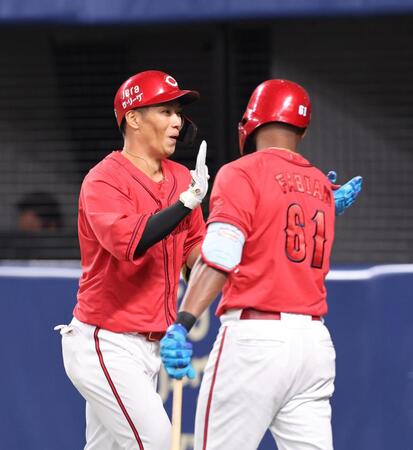 　１回、左越えソロを放ちファビアンとタッチを交わす中村奨（撮影・市尻達拡）