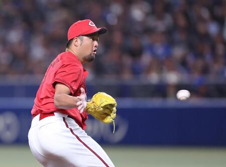 　７回、ブライト健太の打球に右手を出す中崎（撮影・市尻達拡）