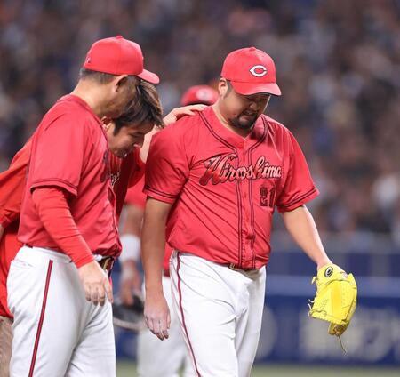 　７回、ブライトの打球が右手指に当たり、トレーナーとともにベンチに下がる中崎（撮影・市尻達拡）