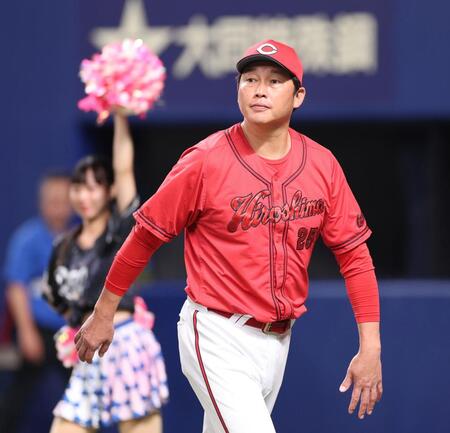 　７回の攻撃を終え、選手交代を告げる新井監督（撮影・市尻達拡）