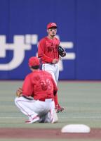 　５回、田中の打球が二遊間へ飛び、ショートへの内野安打となる（撮影・市尻達拡）