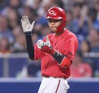 　７回、中前打を放ち、両手を合わせる前川（撮影・市尻達拡）