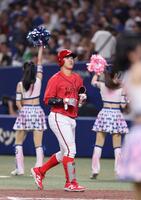 　７回、二ゴロに倒れ、ベンチに戻る代打の小園（撮影・市尻達拡）