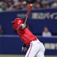 　７回、中前打を放つ前川（撮影・市尻達拡）