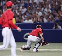 　１回、２死一、二塁でボスラーの邪飛を落球する坂倉（左は森下）＝撮影・市尻達拡
