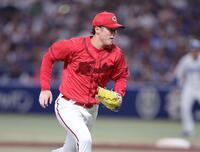 　２回、高橋宏の打球にマウンドを駆け降りる森下（撮影・市尻達拡）