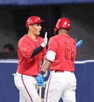 　１回、左越えソロを放ちファビアンとタッチを交わす中村奨（撮影・市尻達拡）