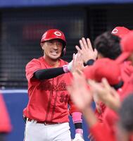 　８回、左犠飛を放ち、タッチを交わす菊池（撮影・市尻達拡）