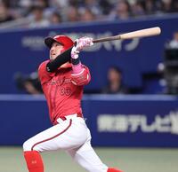 　６回、左越え３ランを放つ菊池（撮影・市尻達拡）