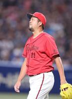 　７回、ブライトの打球が右手指に当たり、顔をしかめる中崎（撮影・市尻達拡）