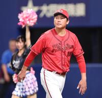 　７回の攻撃を終え、選手交代を告げる新井監督（撮影・市尻達拡）