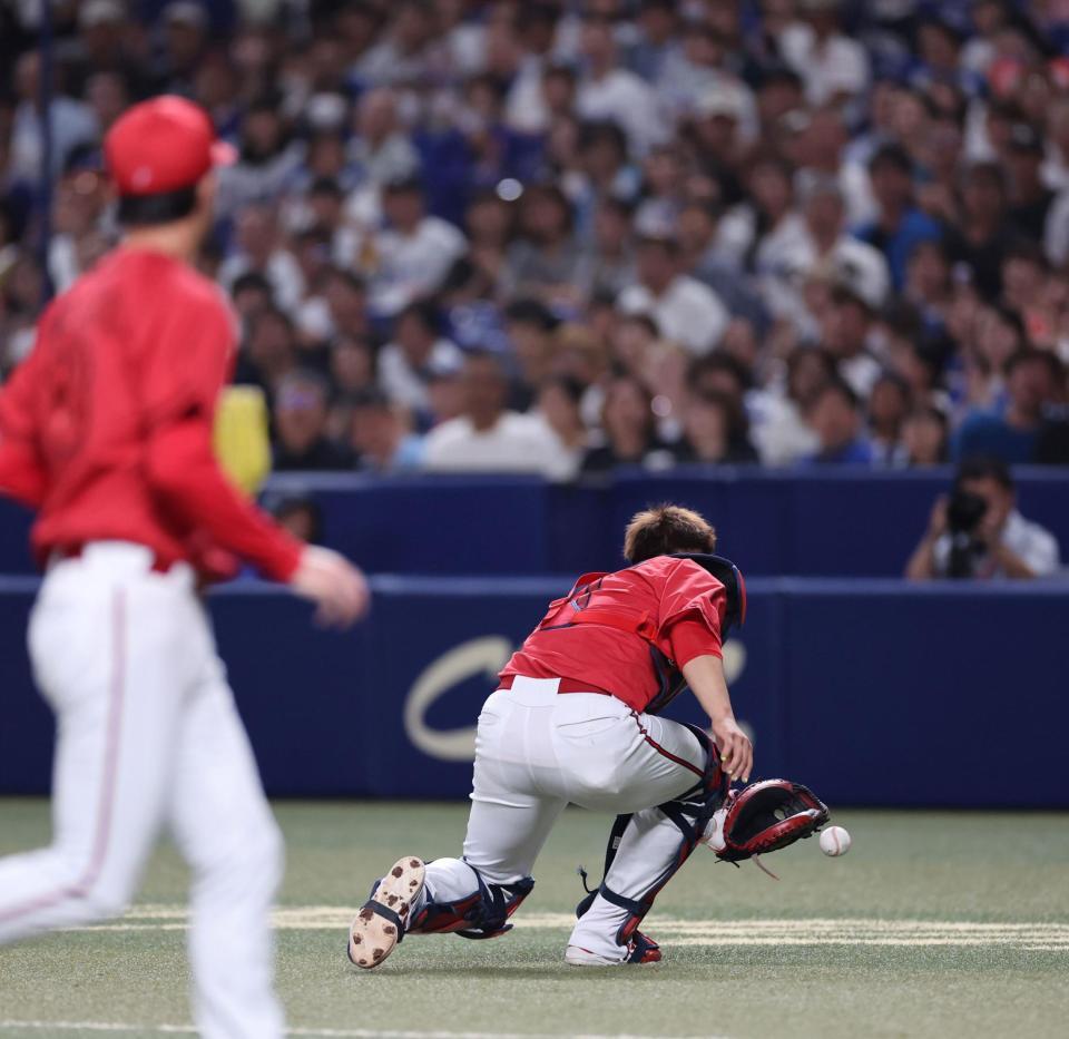 　１回、ボスラーのファウルを落球する坂倉（撮影・市尻達拡）