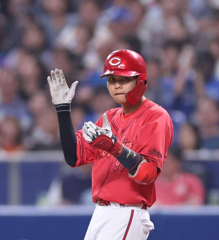 　７回、中前打を放ち、両手を合わせる前川（撮影・市尻達拡）