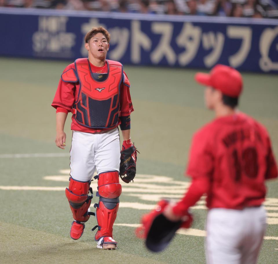 　１回、ボスラーの捕邪飛を落球しぼう然とする坂倉（左）。右は森下